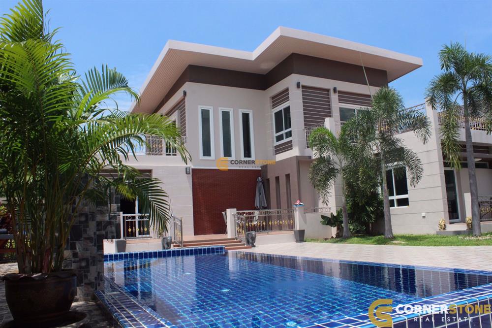 large modern pool villa in Bang Saray Pattaya with spacious living area and private swimming pool